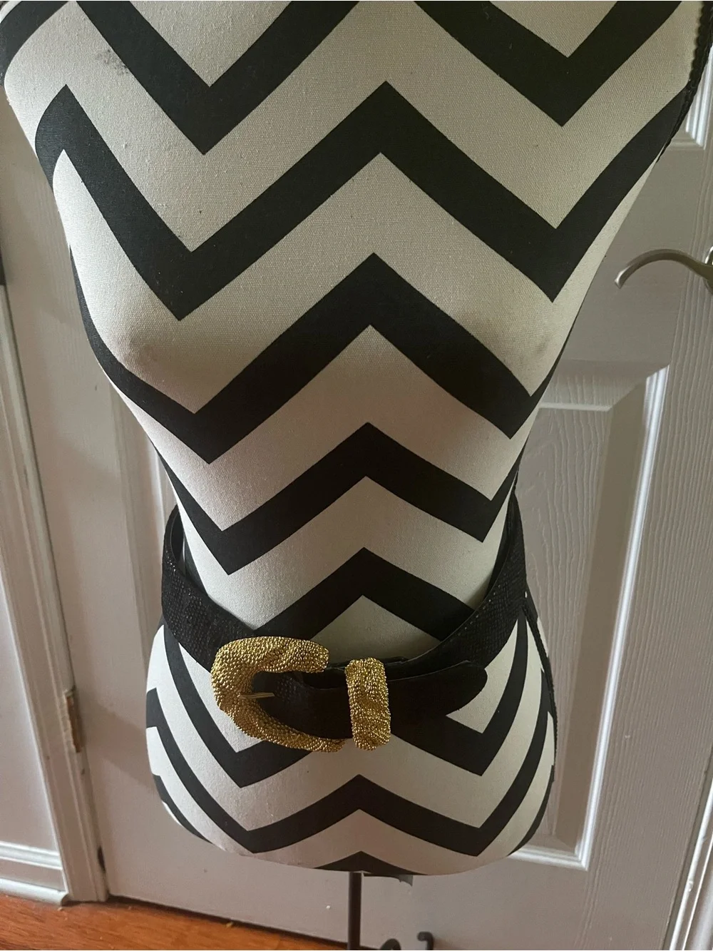 Carlisle leather black texture belt with oversized beaded gold tone buckle SZ XS